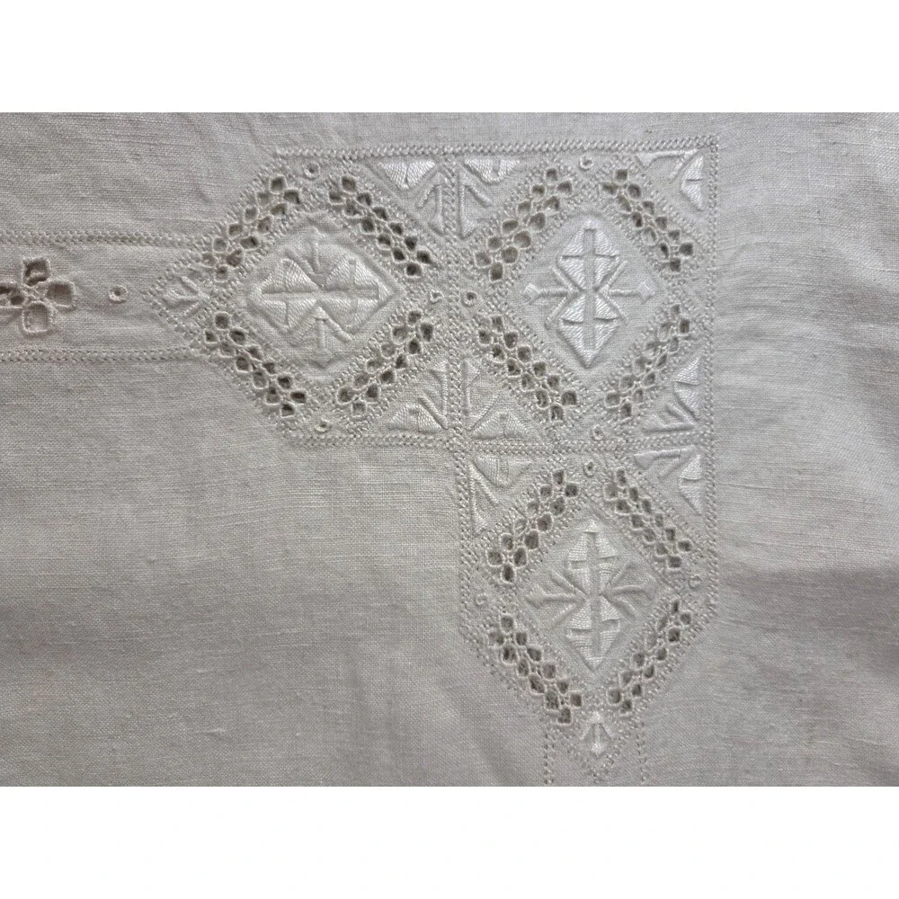 Vtg Cut Work Pull Work Finely Embroidered Linen Tablecloth Apprx 108 x 55